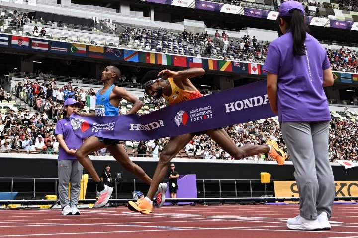 Incredible men's marathon ending goes to a photo finish to decide world champion