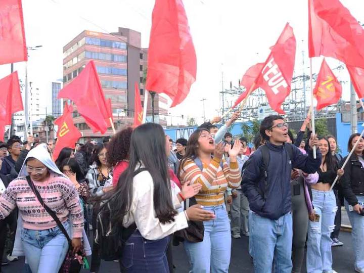 Ecuatorianos marchan en defensa del agua y contra la minería