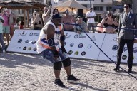 Récord con los dientes: El luchador egipcio ‘Kabonga’ arrastra un barco de 700 toneladas en el Mar Rojo