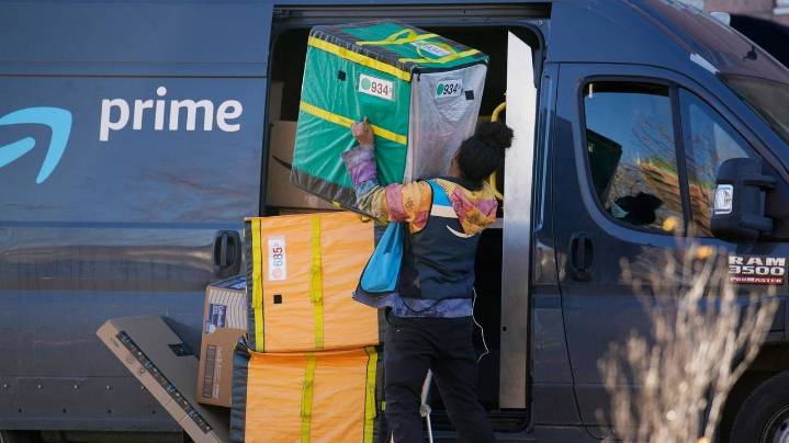 Amazon spends $1 billion to increase pay and lower health care costs for US workers