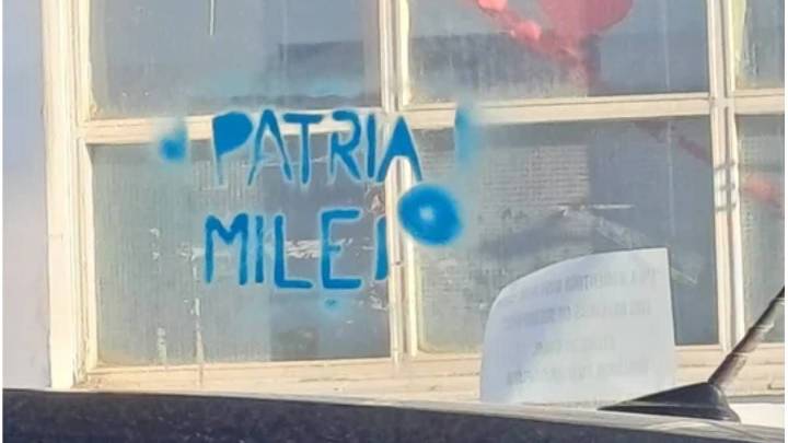 Las calles de Ushuaia amanecieron con carteles en rechazo a la visita de Javier Milei