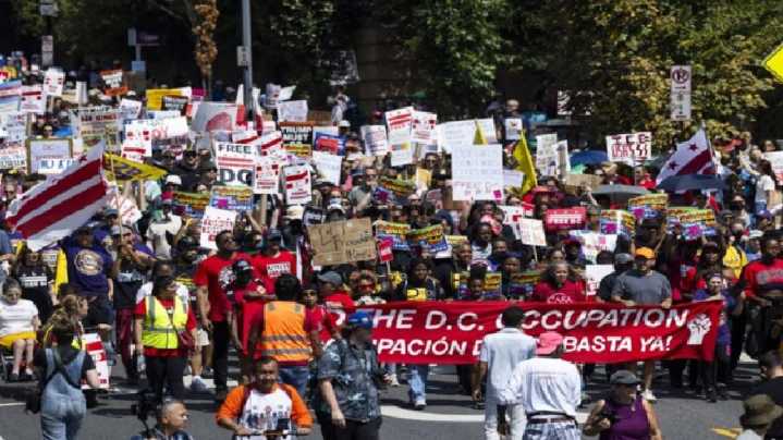 Se movilizan en Washington contra acoso a migrantes y autoritarismo de Trump