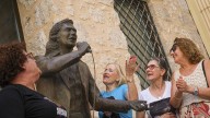 Las cenizas de Camilo Sesto ya reposan en su mausoleo del cementerio de Alcoi