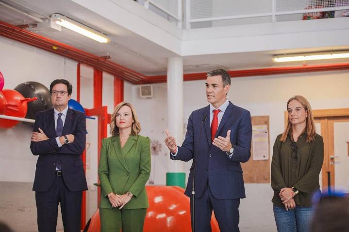 Sánchez anuncia una ley para rebajar las horas lectivas del profesorado a 23 en Primaria y 18 en ESO y Bachillerato