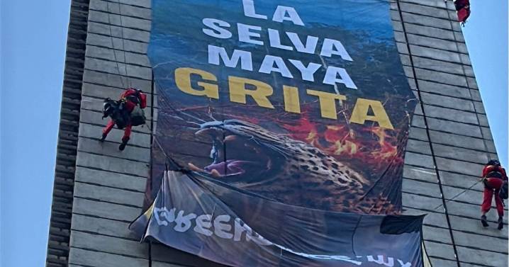 Activistas de Greenpeace escalan la Estela de Luz para defender la Selva Maya