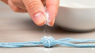 Cómo quitar nudos imposibles de desatar con maicena: el truco casero que no falla