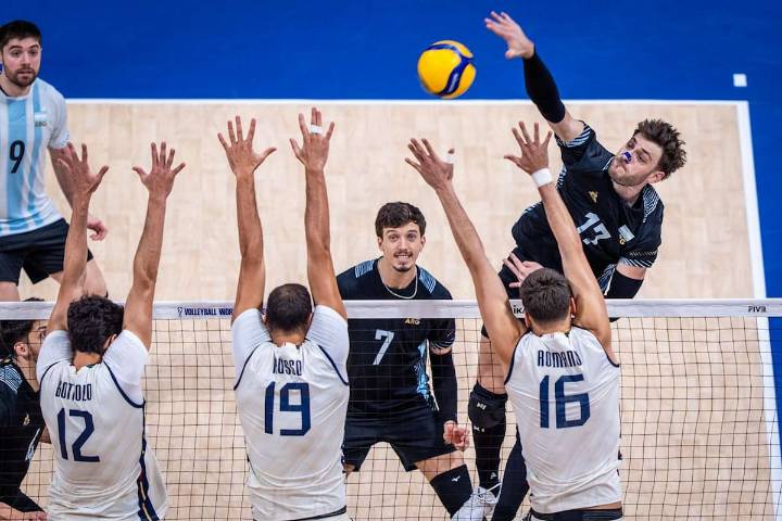 Fin del sueño. La selección argentina de vóleibol chocó contra Italia, quedó eliminada del Mundial, pero De Cecco enloqueció a todos