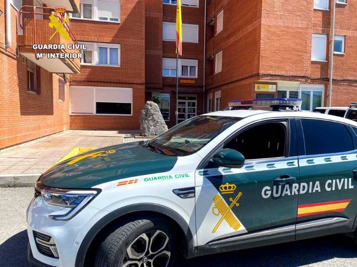 Dos investigados en Santoña por robo en establecimientos y por pinchar ruedas de tres coches