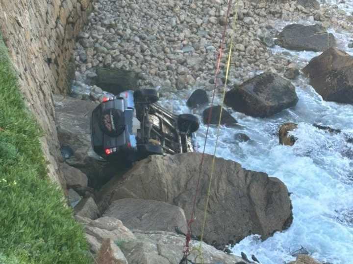 La impresionante caída de un Jeep sobre un barranco en Chile: sus ocupantes sobrevivieron de milagro