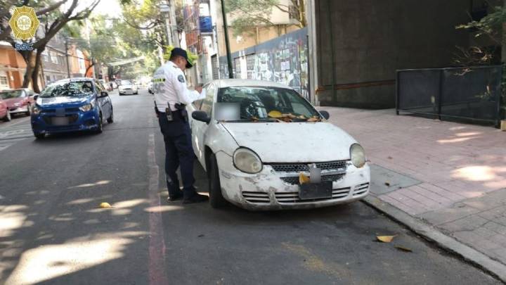 Hay más de 30 mil autos abandonados en calles de la CDMX; Congreso pide a SSC retirarlos
