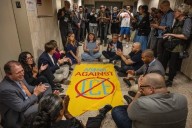 11 funcionarios de Nueva York son detenidos al intentar acceder a las celdas de detención del ICE
