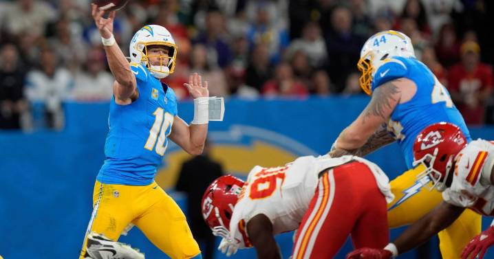 Herbert outduels Mahomes to help the Chargers beat the Chiefs 27