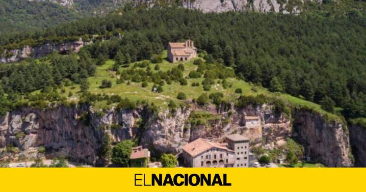 El misterioso santuario enganchado a la roca que esconde una de las leyendas catalanas más conocidas
