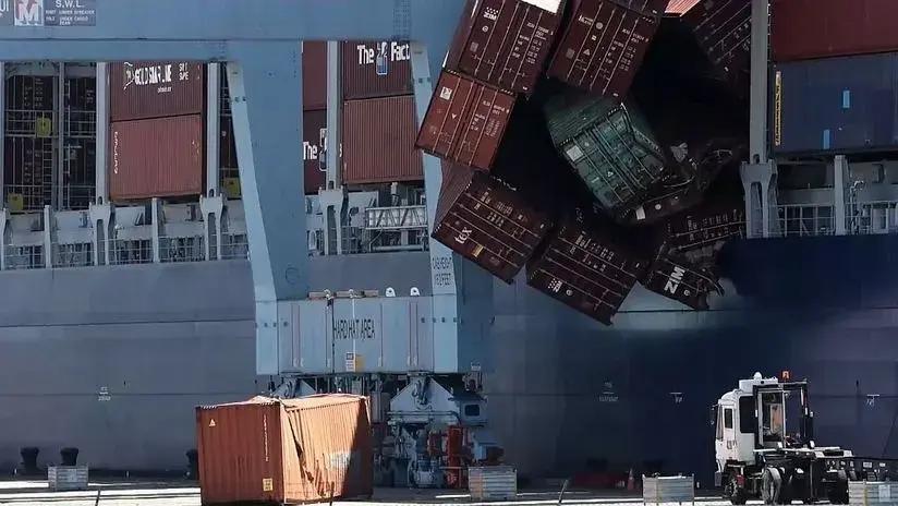 ¡Como en Perú! Decenas de contenedores cayeron al mar en el puerto de Long Beach, en Estados Unidos [VIDEO]