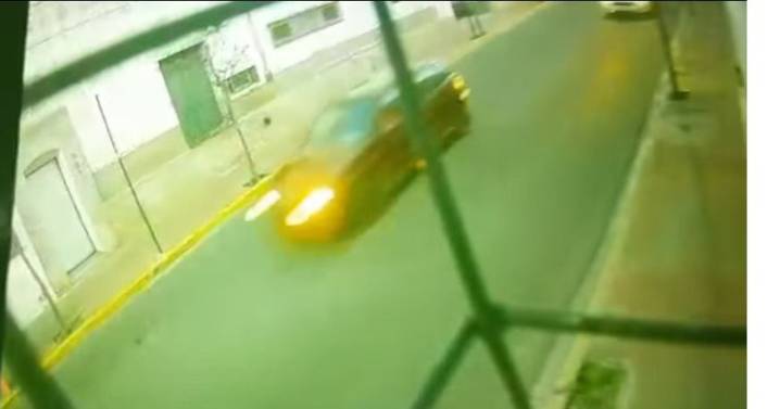 Para robarle, le abrieron el auto con su hija adentro