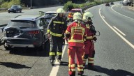 Un accidente entre dos coches y un camión en la A-8 en Hazas de Cesto termina con una herida