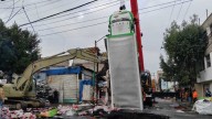 Colapsa vialidad en Iztapalapa; camión de refrescos es engullido por un socavón