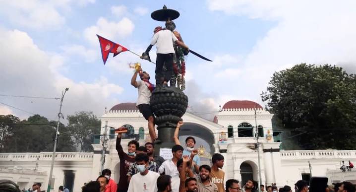 Nepal: manifestantes incendian parlamento y primer ministro dimite tras ola de violencia 