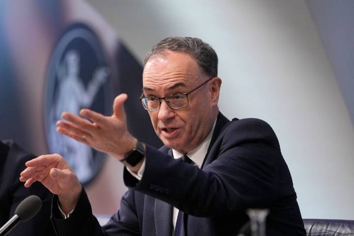 Bank of England 'under pressure' to slow bond sales amid market tumult