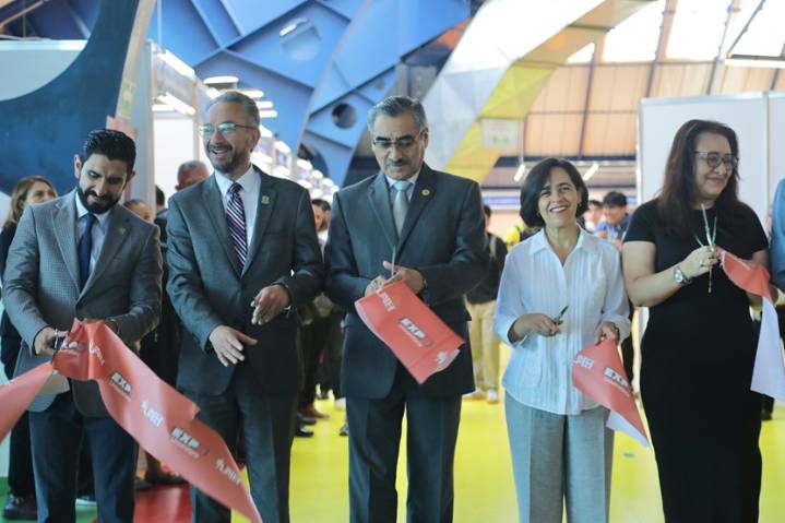Jóvenes descubren su futuro en la Expo Universitaria 2025