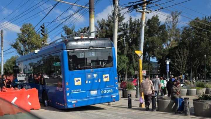 Cae Trolebús en Socavón en colonia Granjas la Moderna de la Alcaldía Gustavo A. Madero