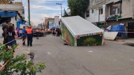 Socavón 'devora' camión repartidor de refrescos en Iztapalapa