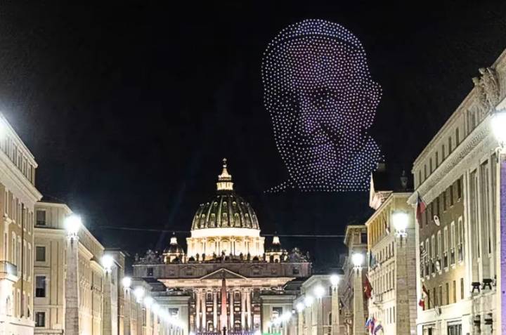 Miles de drones iluminaron el cielo de Roma con la imagen del papa Francisco en el Vaticano