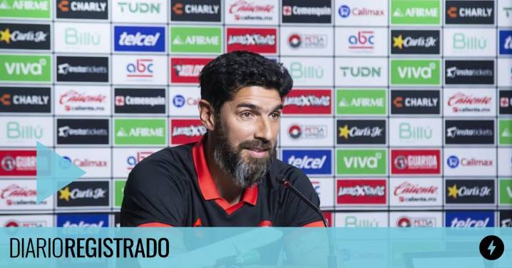 La reacción del Loco Abreu al enterarse, por un periodista, que su equipo contrató al 9 que quería