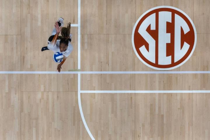 No. 2 Texas stays undefeated, sweeps No. 21 Missouri
