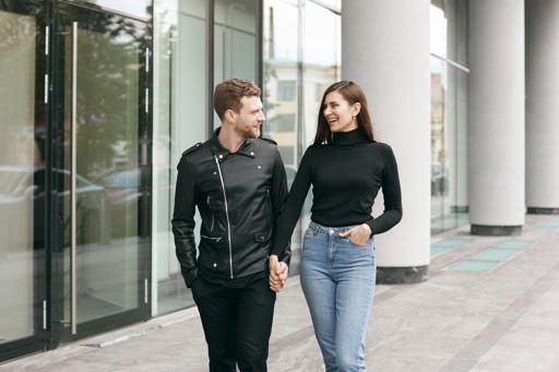 Una psicóloga explica qué significa que una persona utilice mucha ropa de color negro