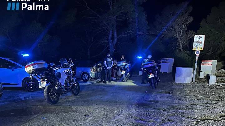 La Policía Local sanciona a 20 jóvenes por hacer botellón en na Burguesa y interviene material pirotécnico