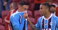 Erick Noriega rompió en llanto tras cometer dos penales en la victoria de Gremio 3