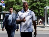 Buenas noticias para Nueva York: el alcalde Eric Adams anunció que se repartirán computadoras gratis a estudiantes