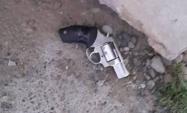 Una mujer quiso huir de la Policía con su hijo en brazos y con un revólver