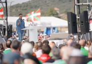 «Ayuso entzun, Euskadi euskaldun!», el lema del lehendakari más ovacionado por la militancia