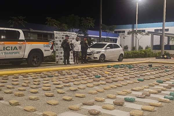 Capturan un conductor de un carro cargado con marihuana