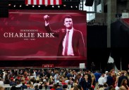 Miles de personas hacen cola durante horas para asistir al funeral casi 'de estado' de Charlie Kirk