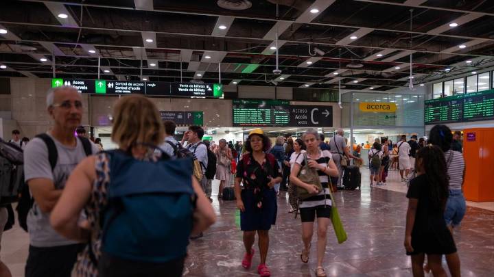 Un incendio entre Guadalajara y Soria obliga a suspender la alta velocidad entre Madrid y Barcelona