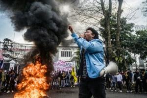 Indonesia leader in damage control, installs loyalists after protests