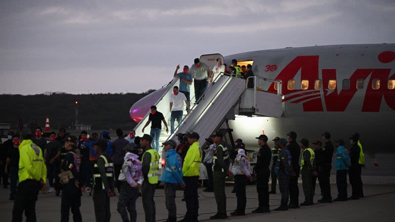 Tribunal federal de apelaciones dice que Trump invocó indebidamente la Ley de Enemigos Extranjeros para deportaciones