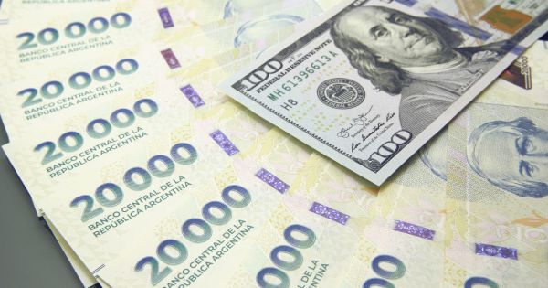 Con el dólar en el techo de la banda, se impone el 3% mensual en dólares de carry oficial