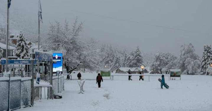 Nevada en el cerro Catedral en Bariloche: la montaña amaneció blanca y ventosa