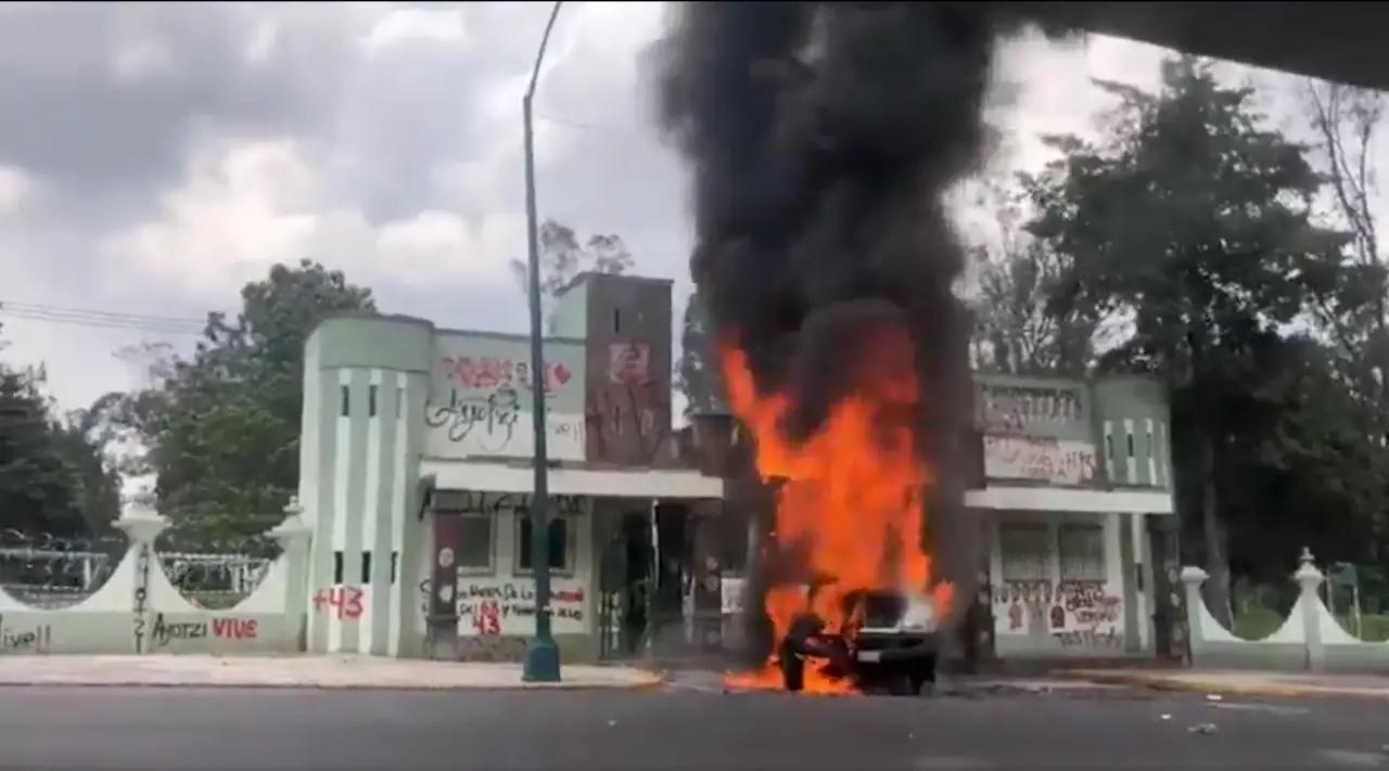 Ayotzinapa: presuntos normalistas destruyen reja de acceso en Campo Militar 1