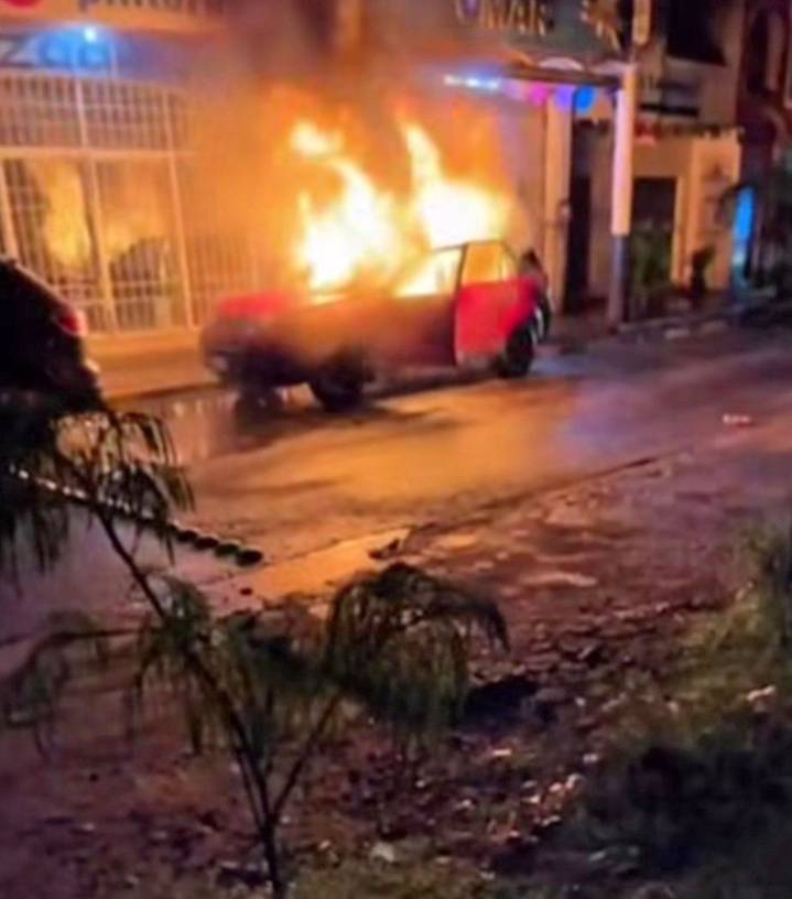 CAMIONETITA DEVORADA POR EL FUEGO