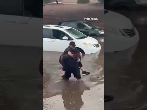 GOOD SAMARITAN: Heartwarming video shows a man helping people trapped in their cars #shorts #usa #us