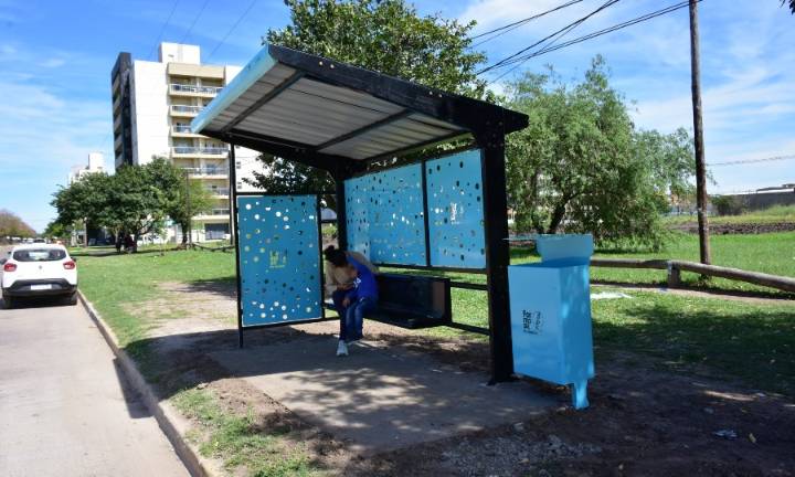 El servicio de colectivos urbanos incorporó doce nuevas garitas y el pago de boleto con QR y tarjetas