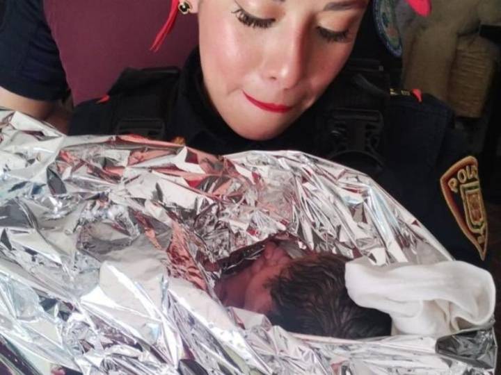 Policías ayudan a mujer que entró en labor de parto en Benito Juárez