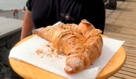 Así son los croissants gigantes que triunfan en Tenerife: ya sustituyen a las tartas de cumpleaños
