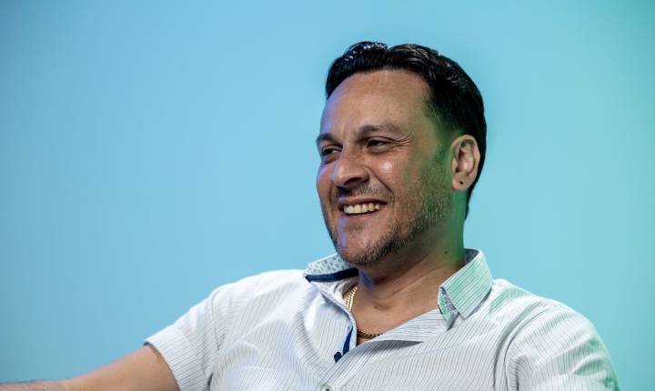 Francis Rosas le propone matrimonio a su novia