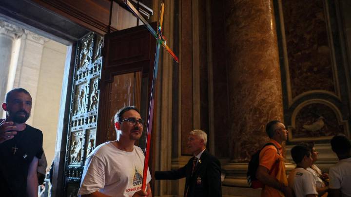 Católicos LGTBIQ+ atraviesan por primera vez la Puerta Santa de San Pedro en el Vaticano durante el Jubileo
